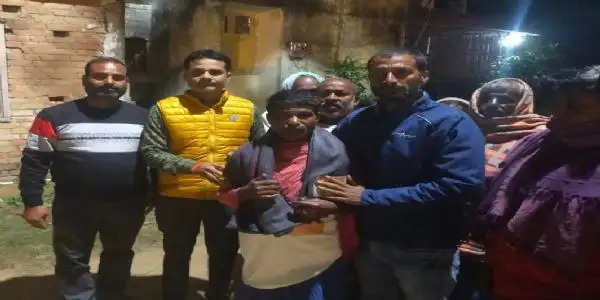 शाहनवाज हुसैन के जन्मदिन पर भाजपा कार्यकर्ताओं ने बांटे कंबल