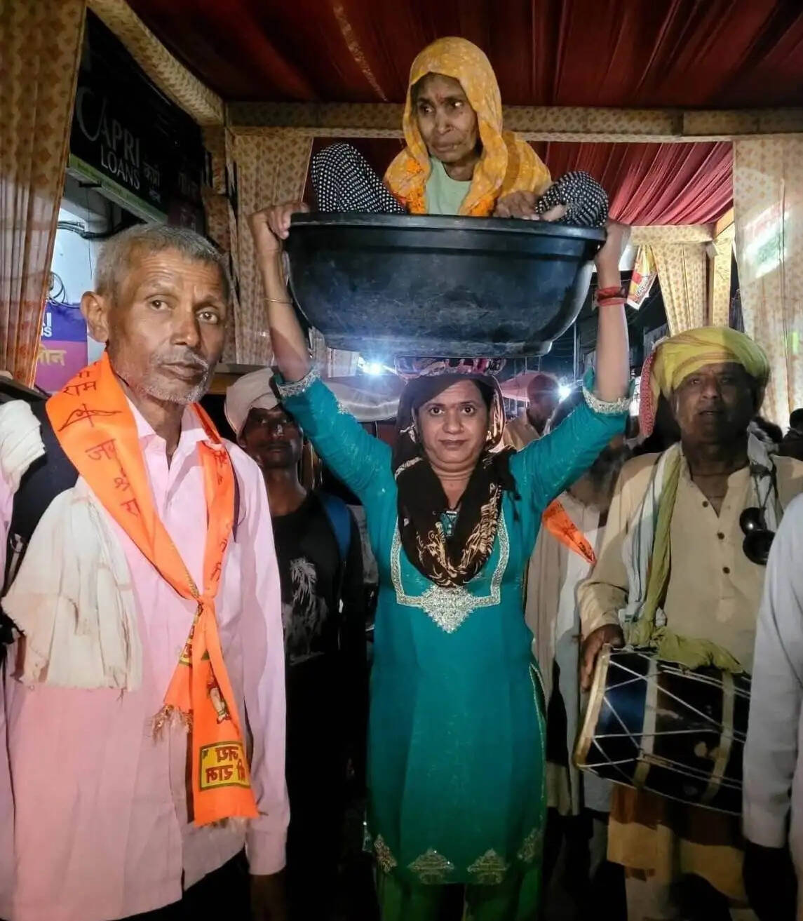 पलवल: 85 वर्षीय सास को टब में बैठाकर बृज चौरासी कोस परिक्रमा करा रही बहू