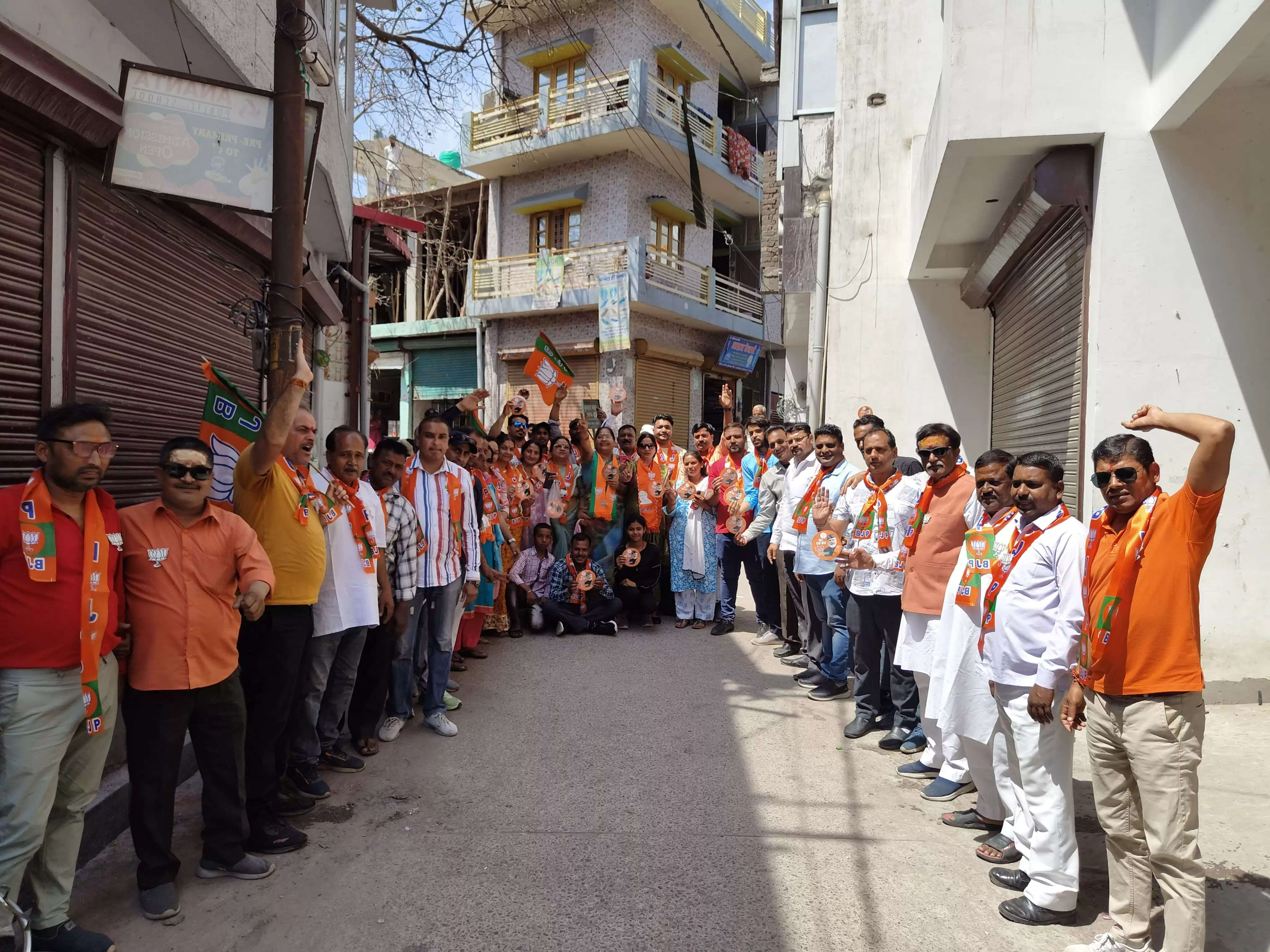 त्रिवेन्द्र सिंह रावत के समर्थन में भाजपा कार्यकर्ताओं ने किया जनसंपर्क