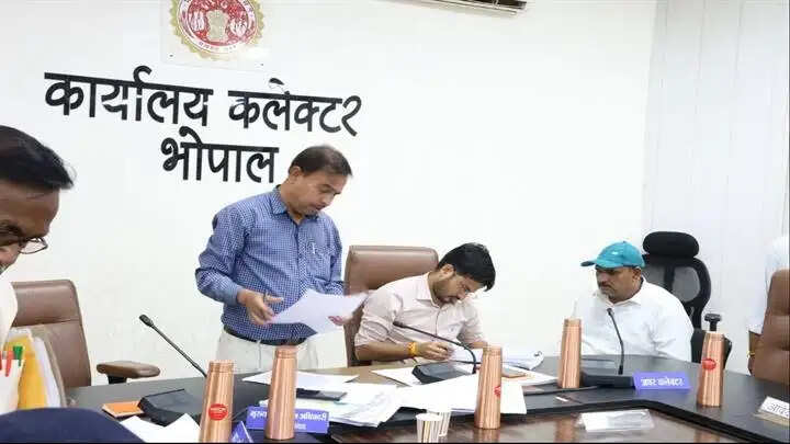 भोपाल संभाग के सभी जिलों में कुपोषण को दूर करने के लिए युद्ध स्तर पर करें प्रयास: संभागायुक्त शर्मा