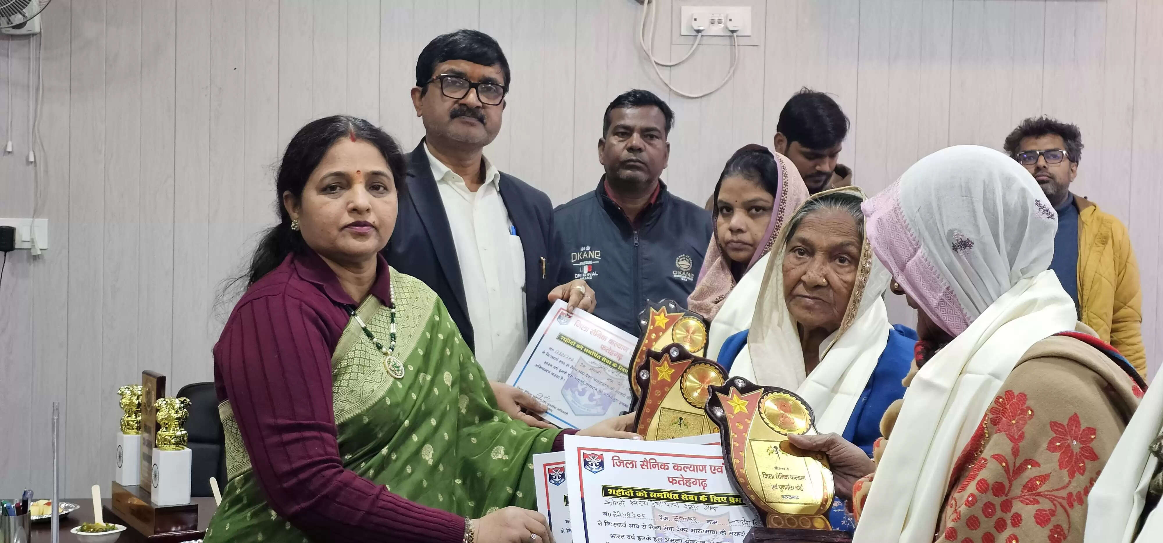 डीएम ने किया वीर नारियों व सैनिकों को सम्मानित