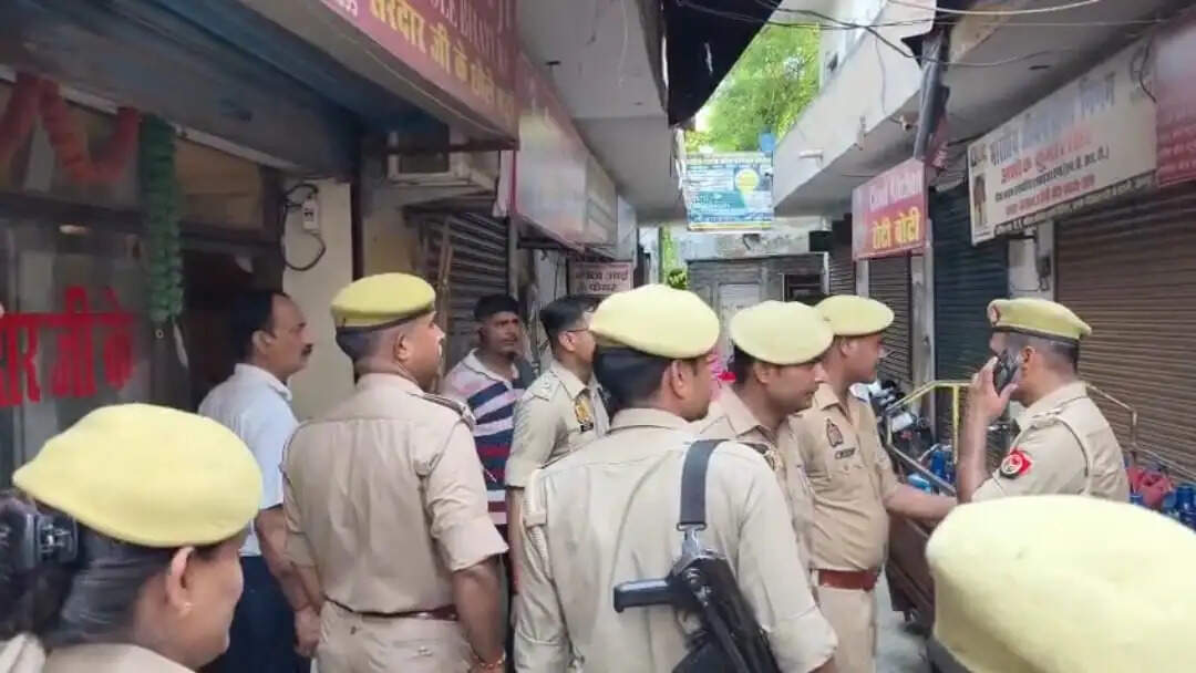 रेस्टोरेंट और लाइब्रेरी में चला प्रशासन का अभियान, संचालिका समेत तीन हिरासत में