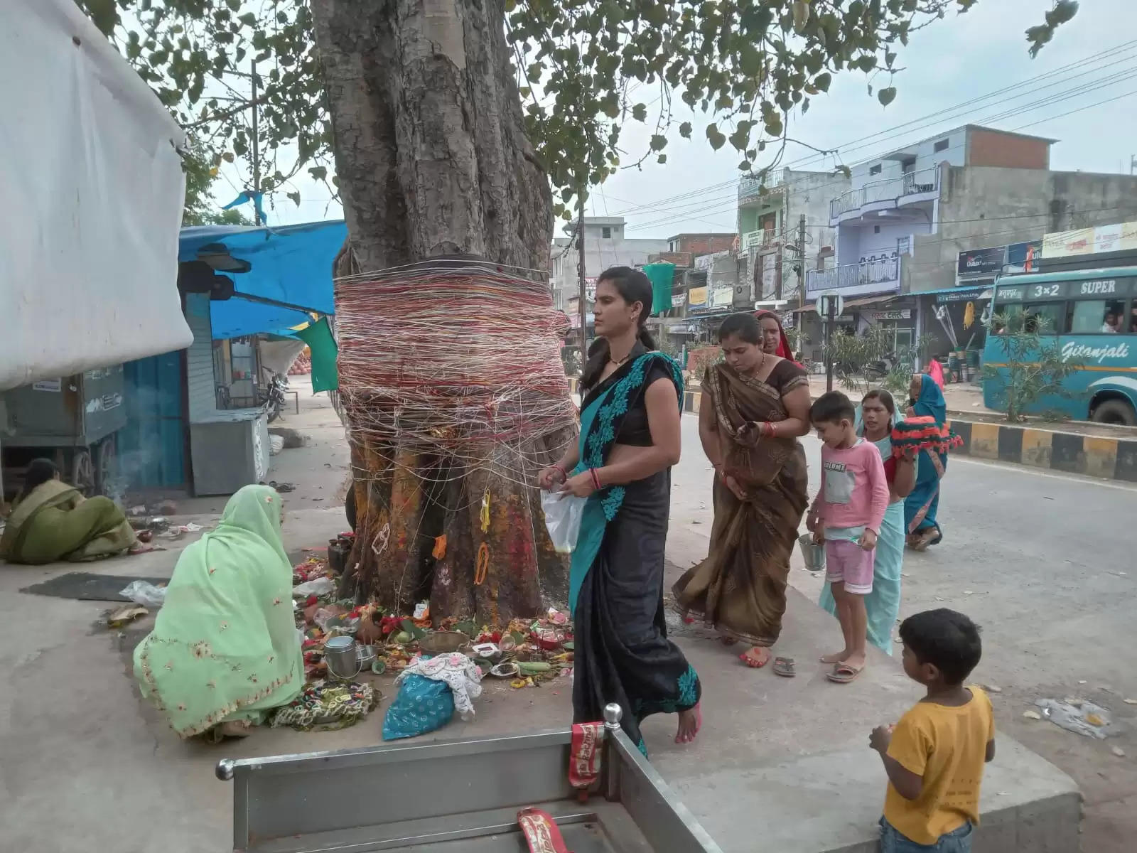 सोमवती अमावस्या: पति के लम्बीे आयु के लिए महिलाओं ने पीपल के वृक्ष के लगाए 108 फेरे