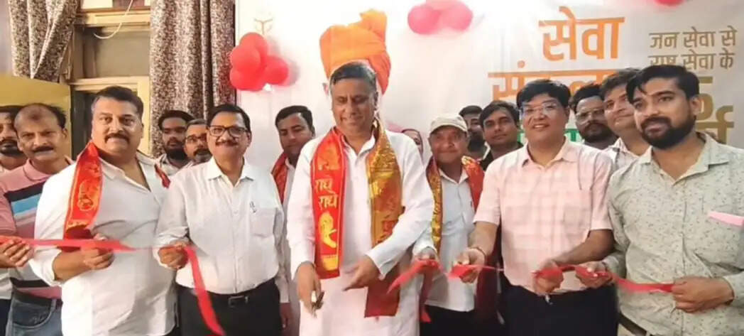 सेवा संकल्प अभियान में सीएचसी में मरीजों और तीमारदारों को फल वितरित