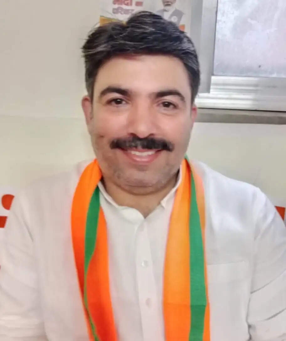 देवरिया : भाजपा की ऐतिहासिक जीत पर नेताओं और कार्यकर्ताओं में खुशी की लहर, मिष्ठान खिलाकर मनाया जश्न