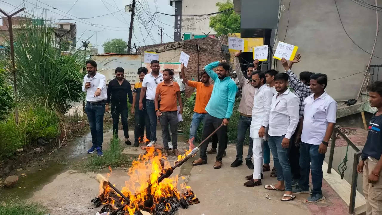 भाजपा युवा मोर्चा ने फूंका राहुल गांधी का पुतला, मुर्दाबाद के नारे लगाए