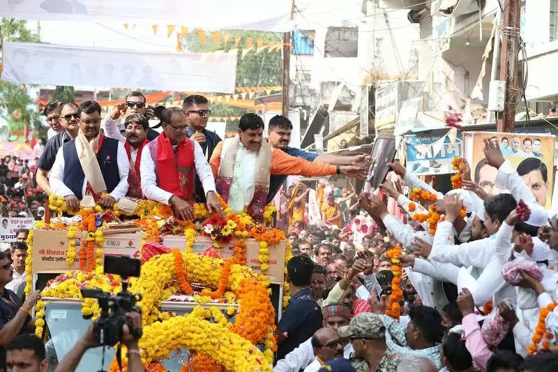 मप्रः मुख्यमंत्री डॉ यादव और केन्द्रीय कृषि मंत्री चौहान का भैरूंदा में रोड शो के दौरान नगरवासियों ने किया अभिनंदन