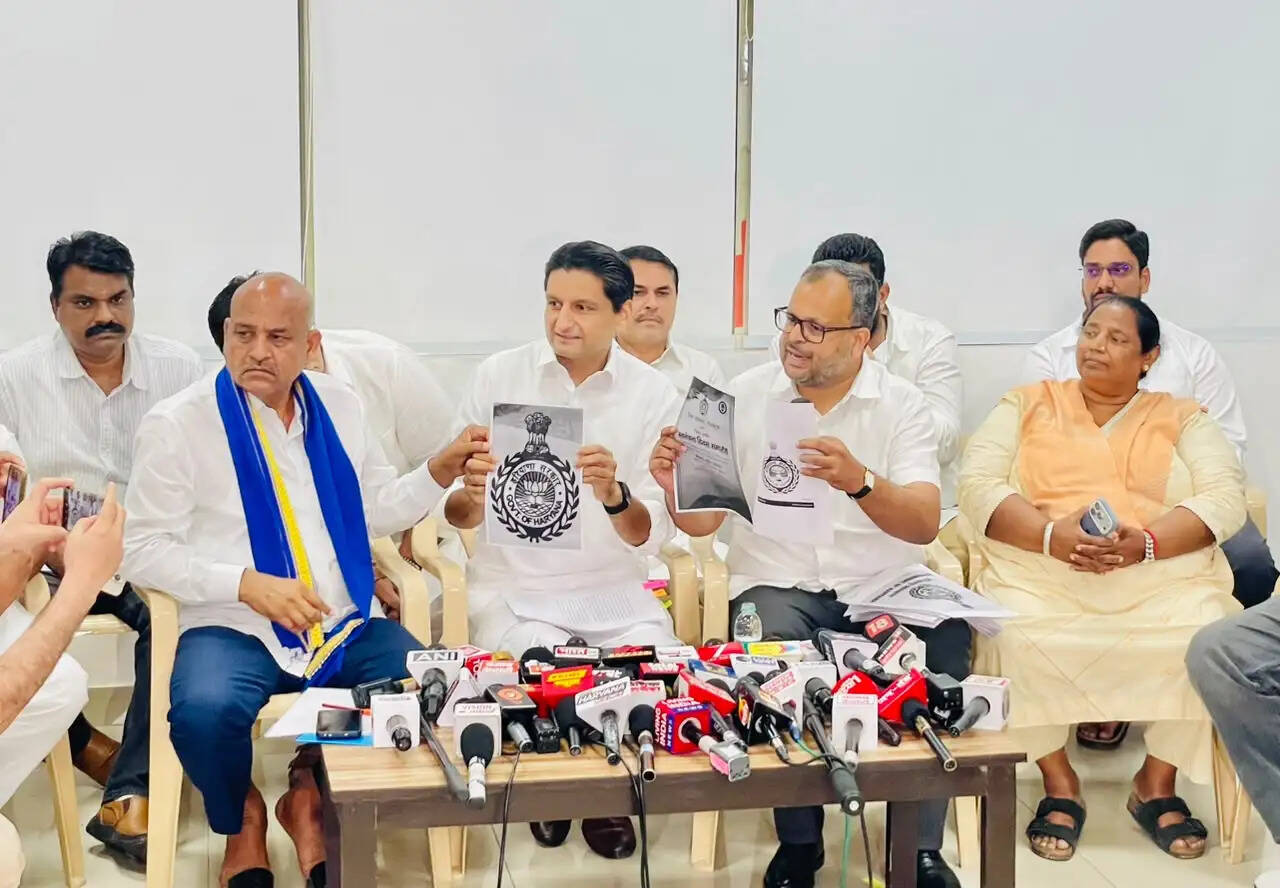 हरियाणा&nbsp;के&nbsp;कांग्रेस सांसदों का दावा : सरकार ने बदला प्रदेश का प्रतीक चिन्ह