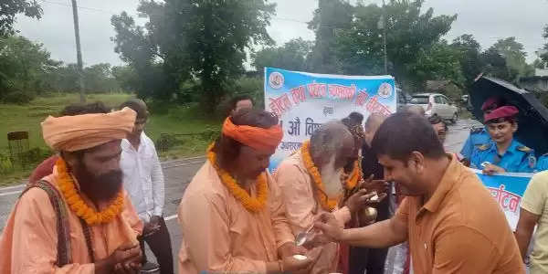 विश्व पर्यटन दिवस के अवसर पर नेपाल आए भारतीय धार्मिक पर्यटकों का दही और खीर से स्वागत