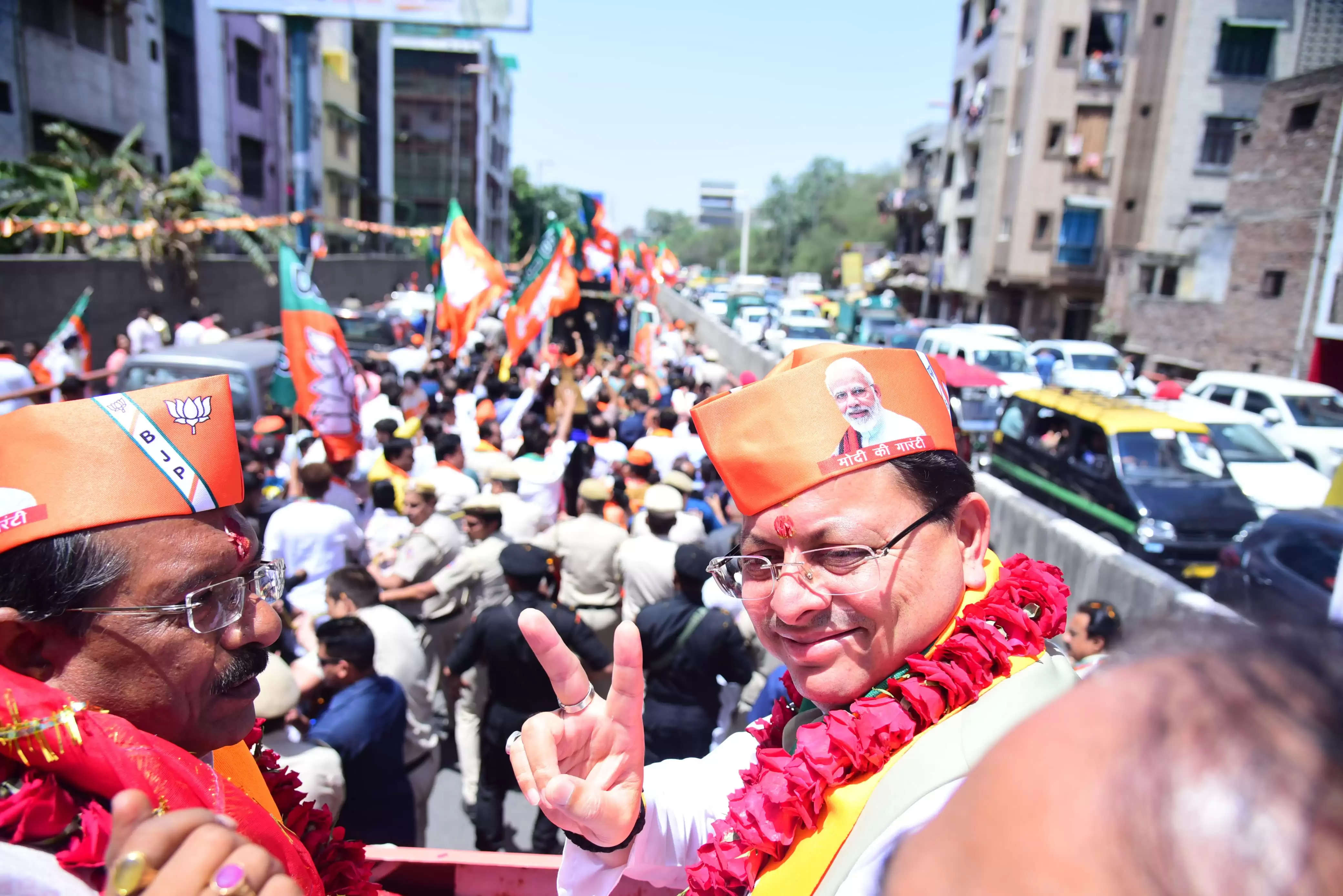 भाजपा प्रत्याशी हर्ष मल्होत्रा की नामांकन रैली में पहुंचे उत्तराखंड के सीएम पुष्कर सिंह