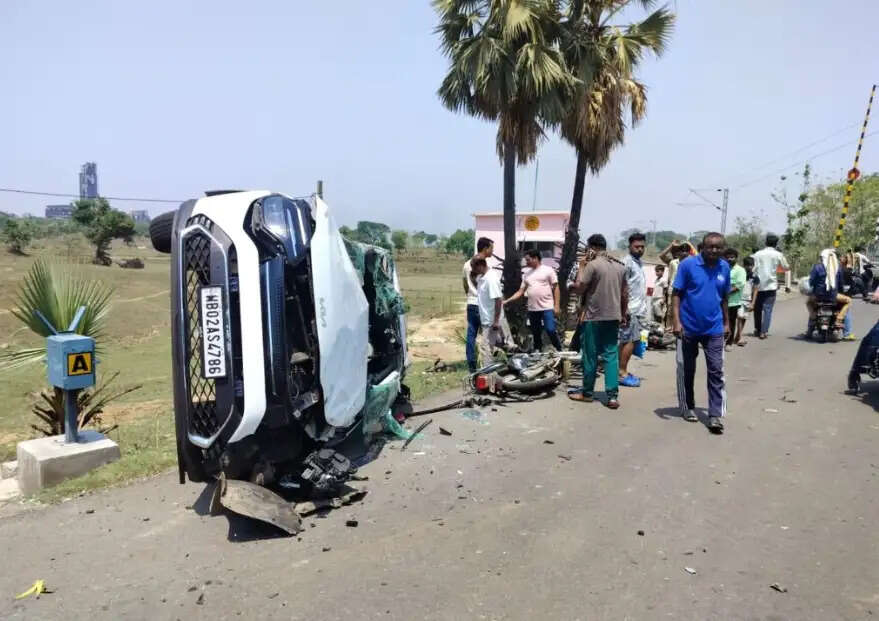 रेलवे क्रॉसिंग पर भीषण सड़क हादसा, एक की मौत, 11 घायल