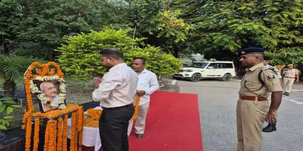 जिलाधिकारी और एसएसपी ने महात्मा गांधी के चित्र पर किया माल्यार्पण