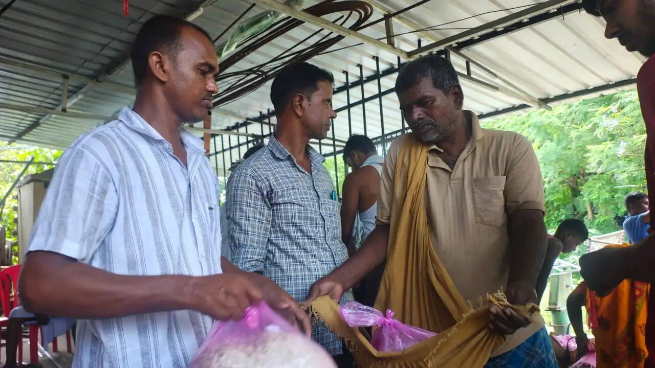 बाढ़ पीड़ितों की मदद को आगे आए समाजसेवी, 1000 से अधिक परिवारों के बीच बांटा सूखा राशन