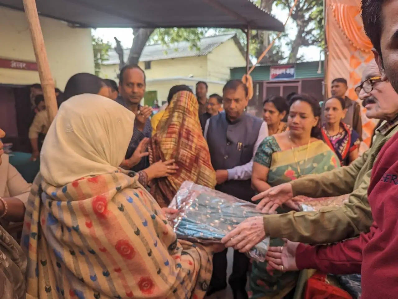 हरगिज कदम न रखिये गुनाहों की राह में, किसको मजा मिला हैं कांटो की छाँव में...