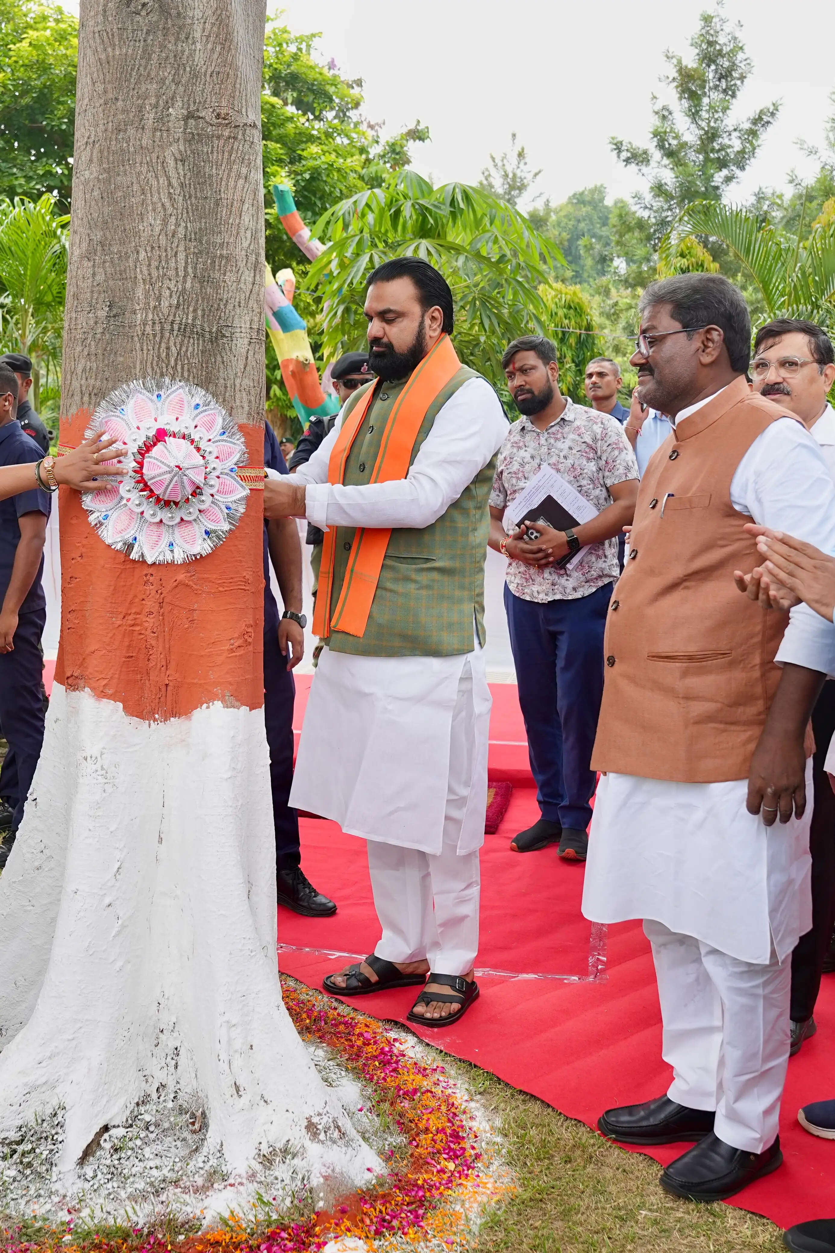 रक्षा बंधन पर मुख्यमंत्री ने वृक्ष को बांधा रक्षा सूत्र, नागलिंगम पौधे का किया रोपण