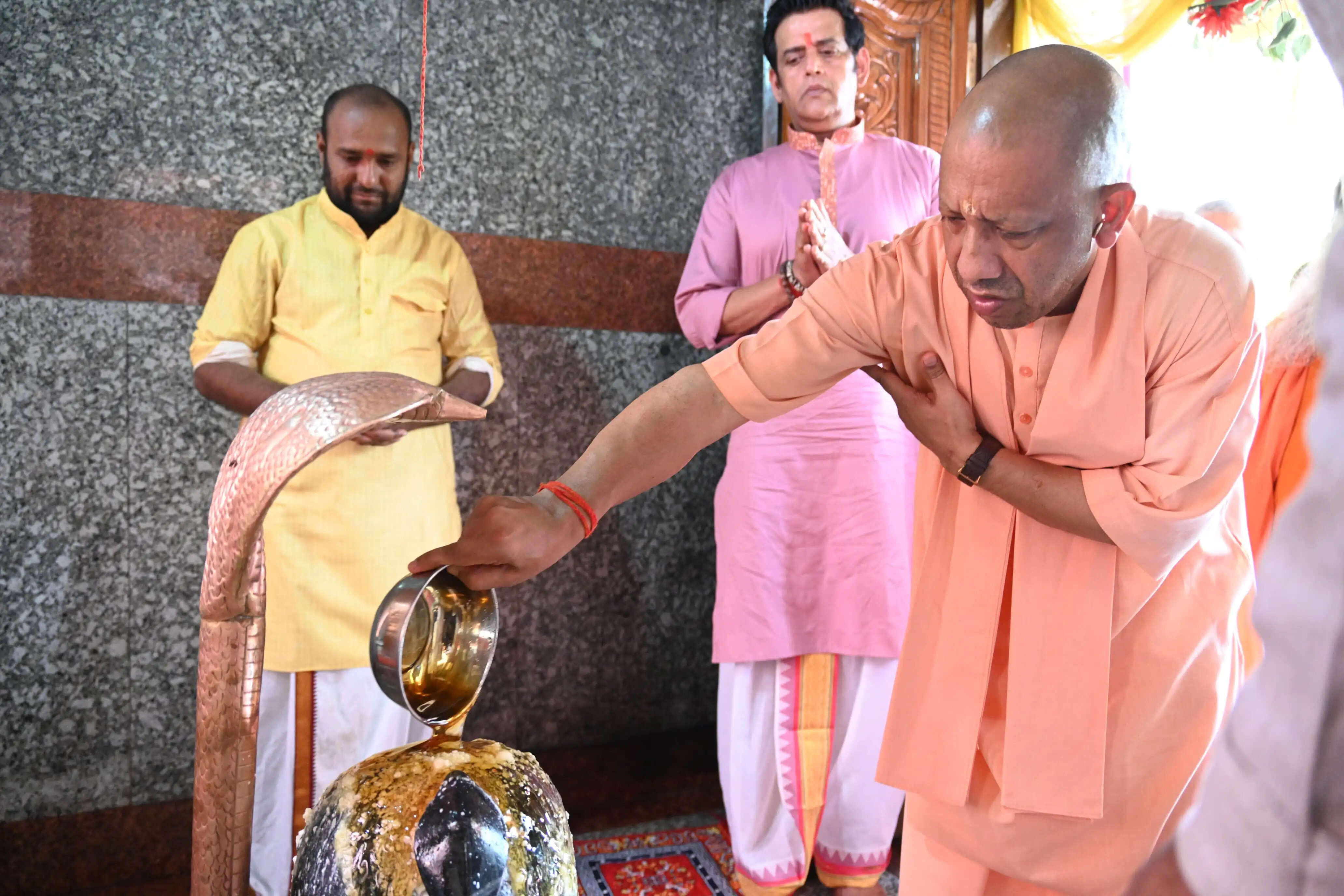 रुद्राभिषेक कर सीएम योगी ने की लोक मंगल की कामना