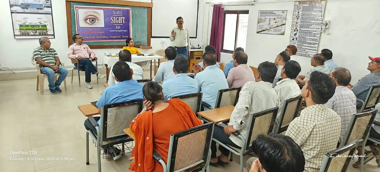 विश्व दृष्टि दिवस पर रेलकर्मियों को आंखों की देखभाल के प्रति किया जागरूक