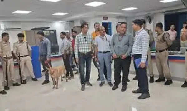 छिंदवाड़ा&nbsp;में&nbsp;बैंक ऑफ इंडिया में लूट की&nbsp;साजिश नाकाम, शटर काटकर घुसे आरोपी, एसआई&nbsp;ने&nbsp;दबाेचा
