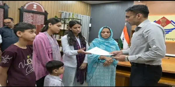 असहाय विधवा को राहत : बैंक ऋण निस्तारण, शिक्षा व भरण-पोषण में प्रशासन बना सहारा