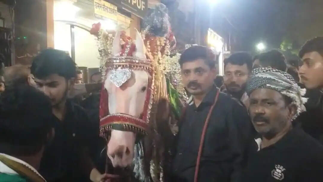 आठवीं मोहर्रम का ऐतिहासिक जुलूस निकला, गूंजे नौहे और मातम की सदाएं