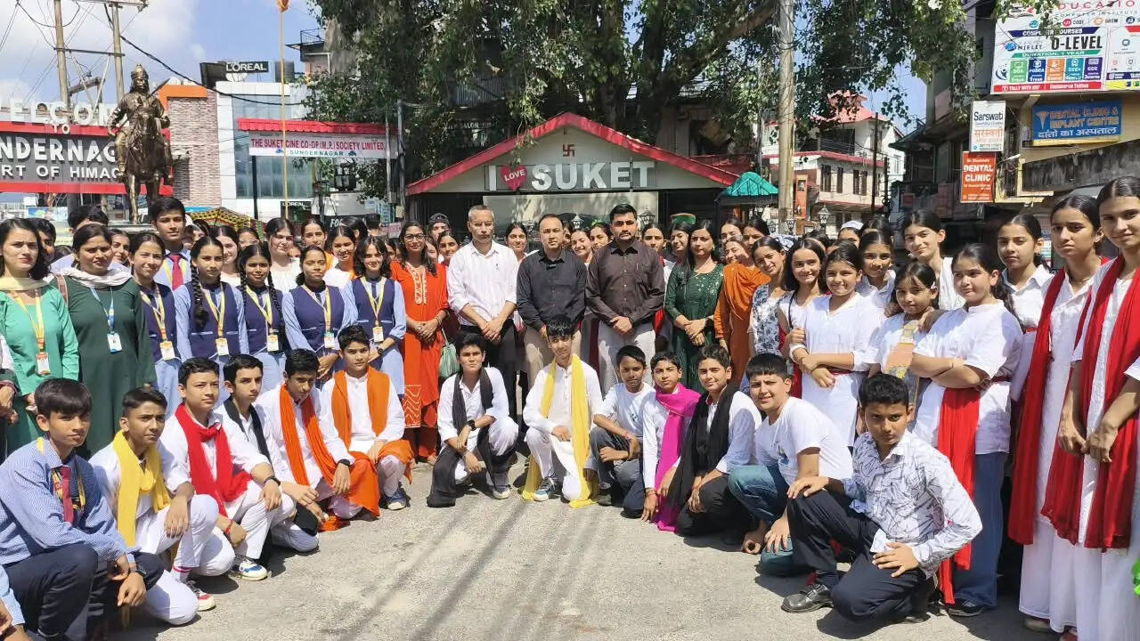स्वच्छ हवा और नशामुक्ति का संदेश लेकर विद्यार्थियों ने प्रस्तुत किए नुक्कड़ नाटक