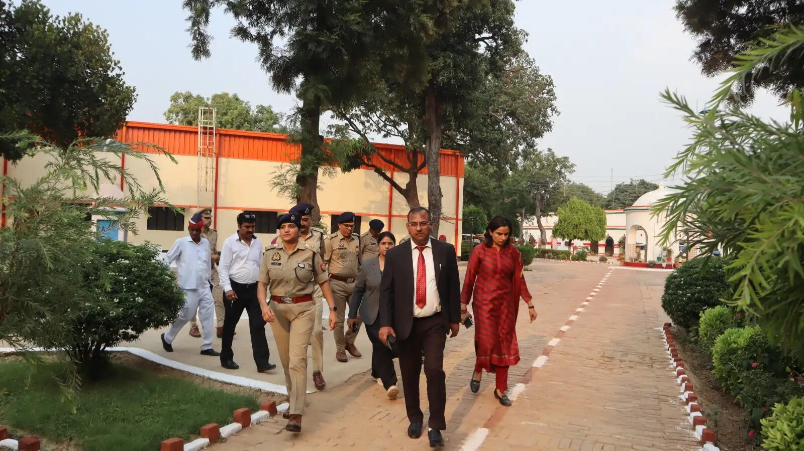 फर्रुखाबाद में वरिष्ठ अधिकारियों ने जिला एवं सेंट्रल जेल का किया निरीक्षण, बंदियों से बात कर खामियां दुरुस्त करने के दिए निर्देश