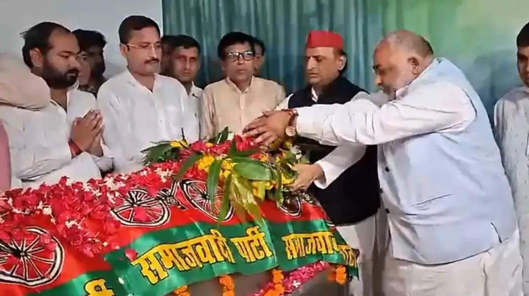 अखिलेश यादव ने राम गोविंद चौधरी को दी अंतिम श्रद्धांजलि, बोले- समाजवादी आंदोलन को हुई क्षति