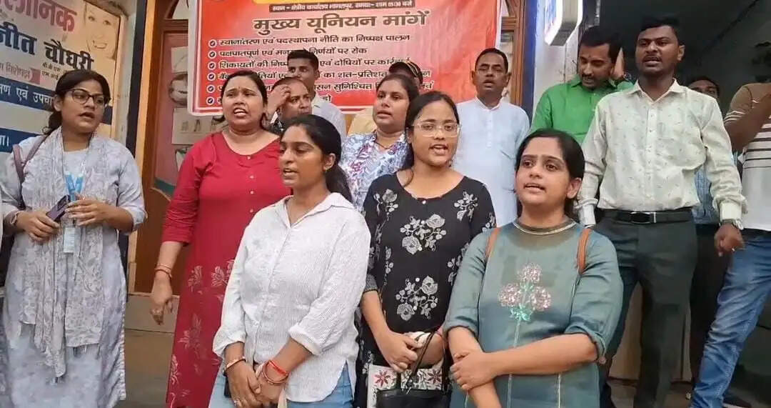 बिहार ग्रामीण बैंक कर्मियों का क्षेत्रीय कार्यालय पर प्रदर्शन, सौंपा ज्ञापन