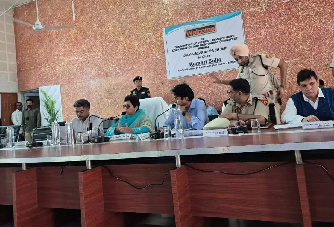 सिरसा: काम में लापरवाही बरतने वाले अधिकारियों को सांसद सैलजा ने चेताया