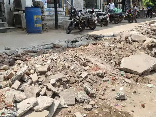 फरीदाबाद : एफएमडीए ने फुटपाथ निर्माण के लिए अवैध निर्माण तोड़े