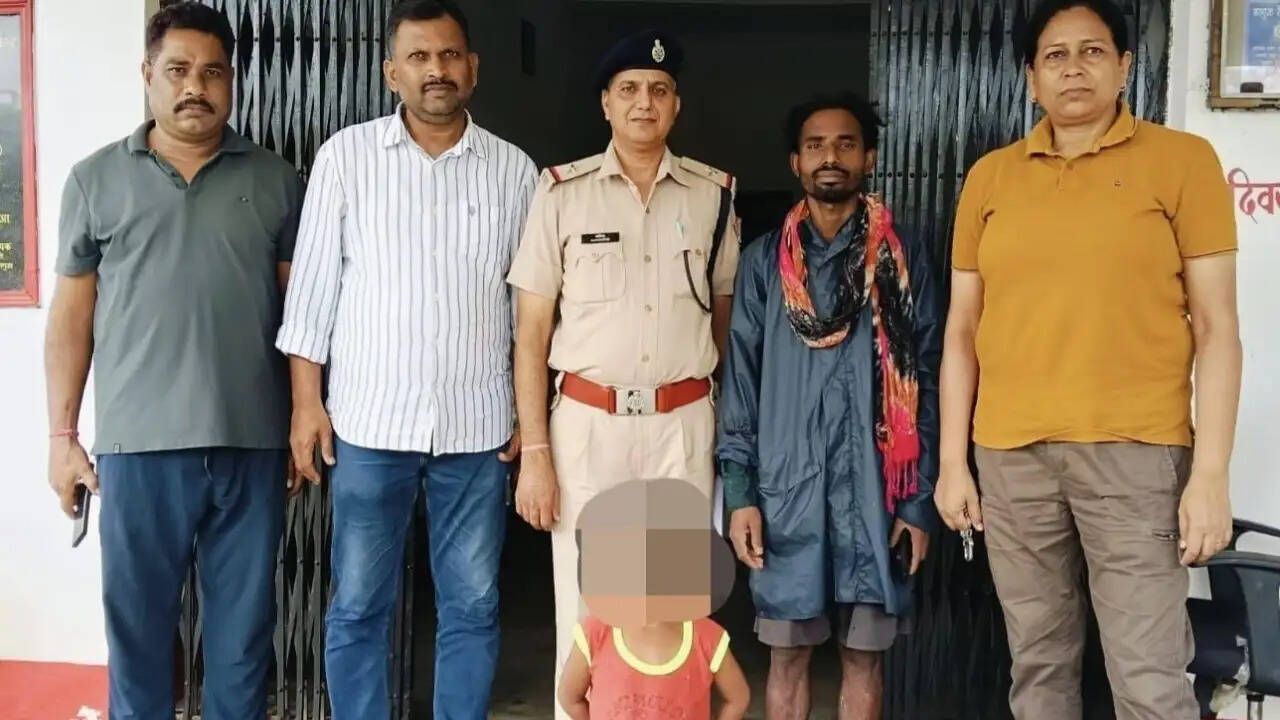 ग्रामीणों की सजगता और सरगुजा पुलिस की तत्परता से सुरक्षित मिला गुमशुदा बालक, आरपीएफ को सौंपा गया