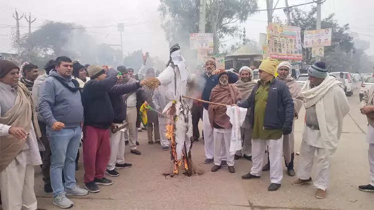 सोनीपत:      किसानों ने केंद्र सरकार का पुतला दहन किया