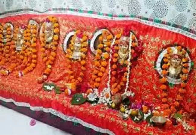 बांदा में नवरात्र के पहले दिन देवी मंदिरों में भक्तों की उमड़ी भीड़