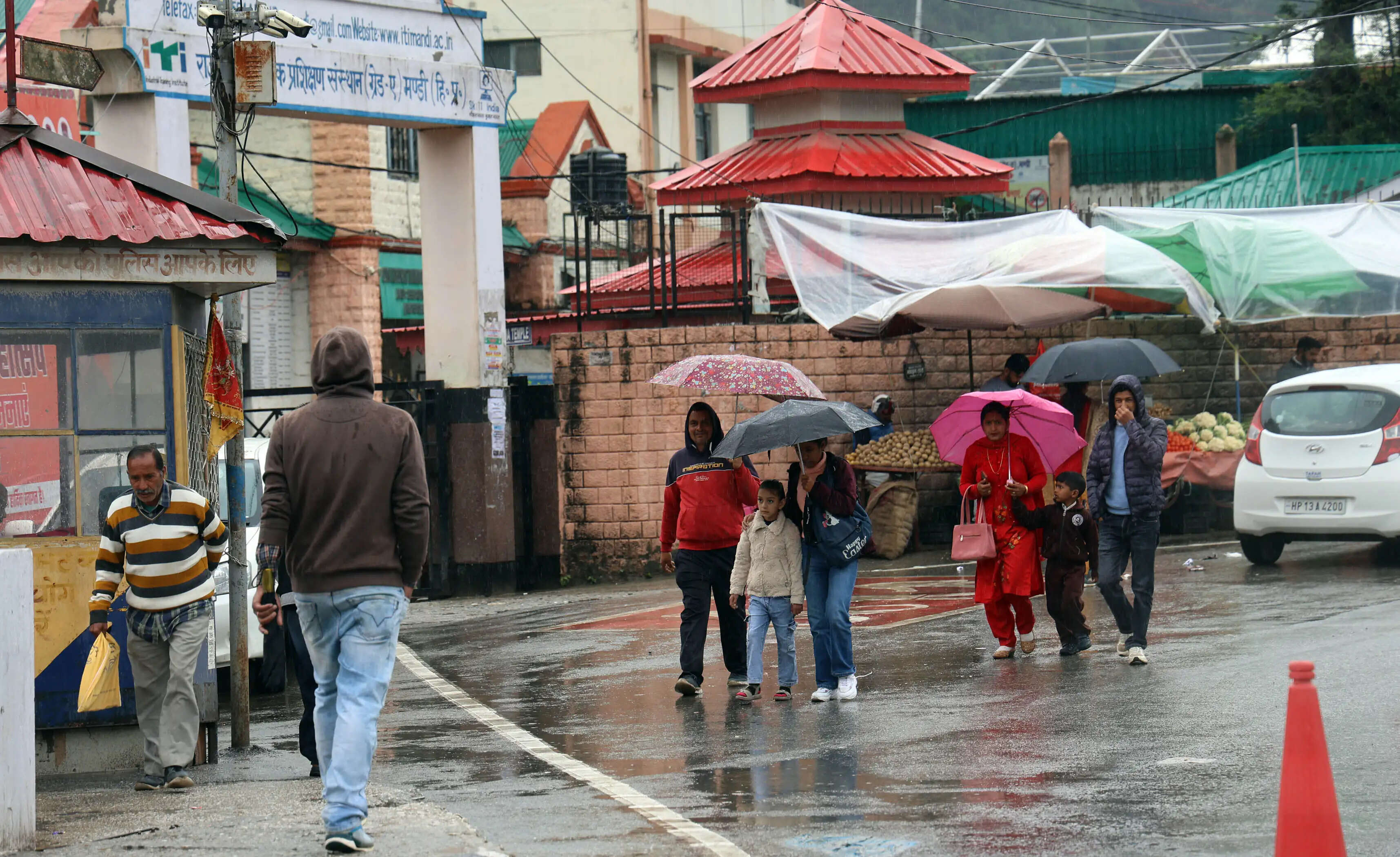 मंडी जिला में लगातार बारिश से जनजीवन, ग्रामीण सड़कों पर आवाजाही बंद, लगातार हो रहा है भूसख्लन
