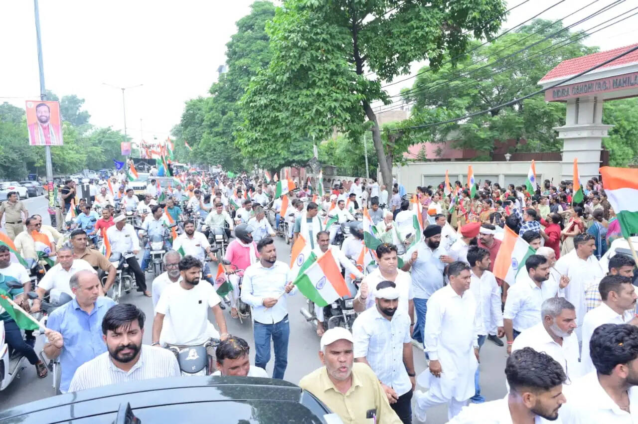 कैथल में तिरंगे के रंग में रंगा शहर, वाहनाें के साथ निकली भव्य तिरंगा यात्रा