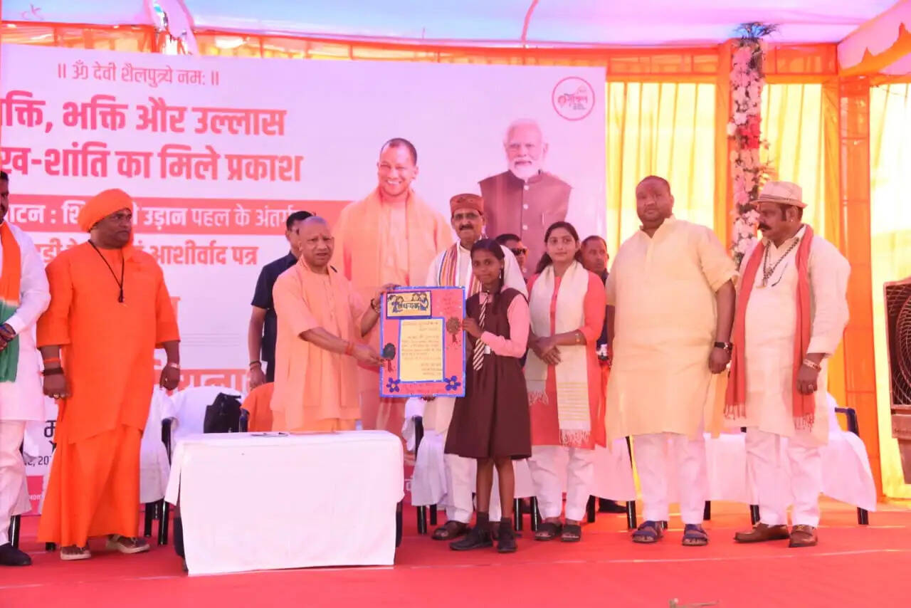 नवरात्र के प्रथम दिवस मुख्यमंत्री योगी ने देवीपाटन मंदिर परिसर में किया कन्या पूजन, बालिका खिलाड़ी सम्मानित