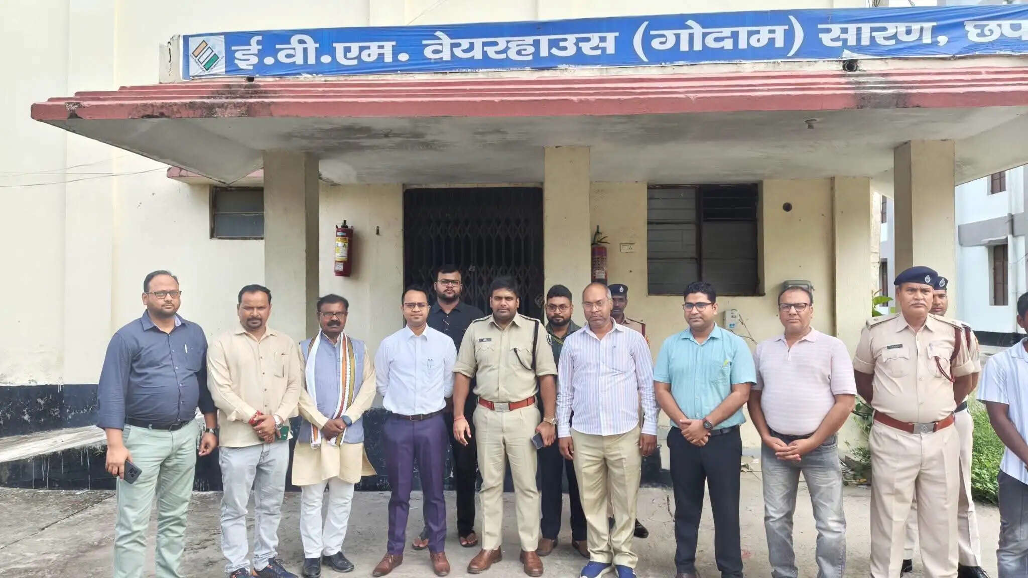 जिलाधिकारी एवं एसएसपी ने किया ईवीएम वेयरहाउस का निरीक्षण