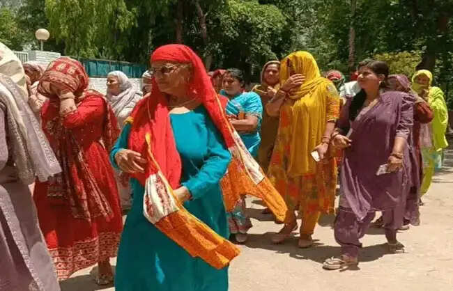 रेवाड़ी में बिजली-पानी संकट से परेशान महिलाओं ने किया प्रदर्शन