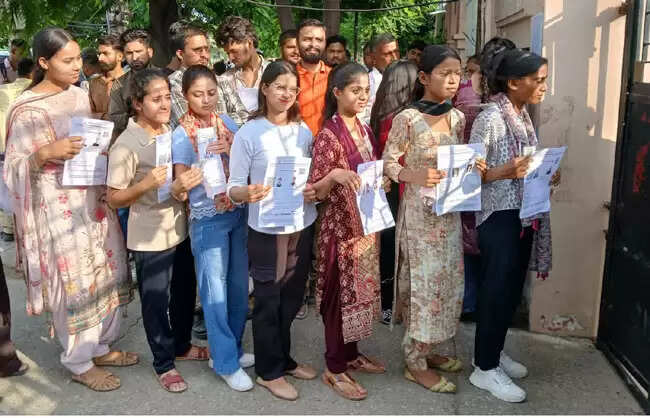 एचएसएससी के चेयरमैन हिम्मत सिंह ने जिला नूंह में सीईटी परीक्षा केंद्रों का किया निरीक्षण