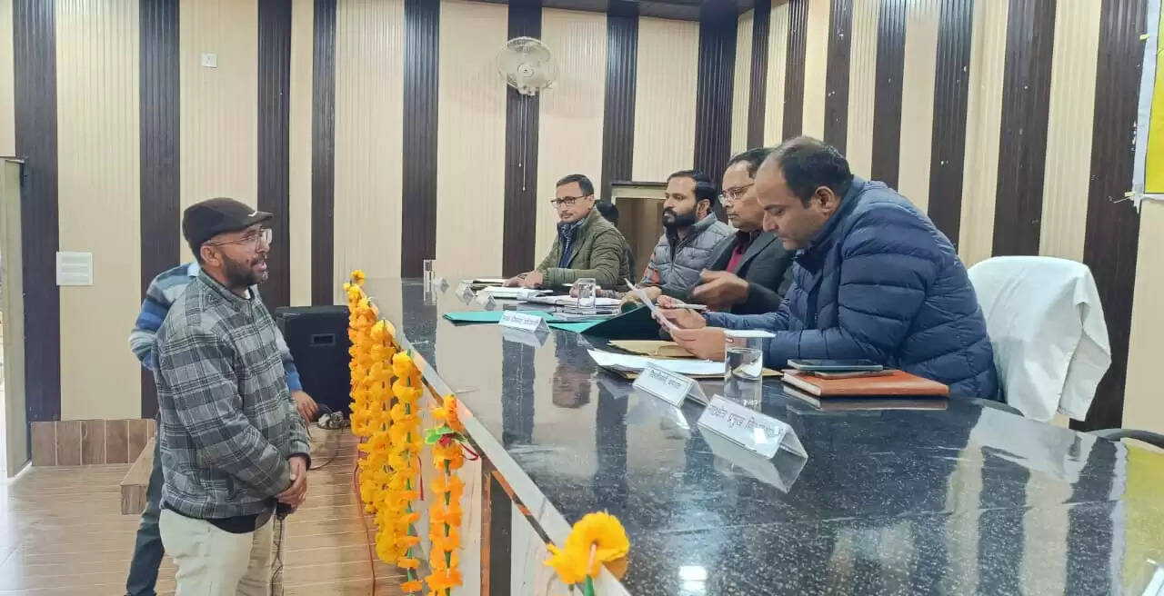 स्थानीय स्तर पर ही निपटें जन शिकायतें: जिलाधिकारी ने अधिकारियों को दिए सख्त निर्देश