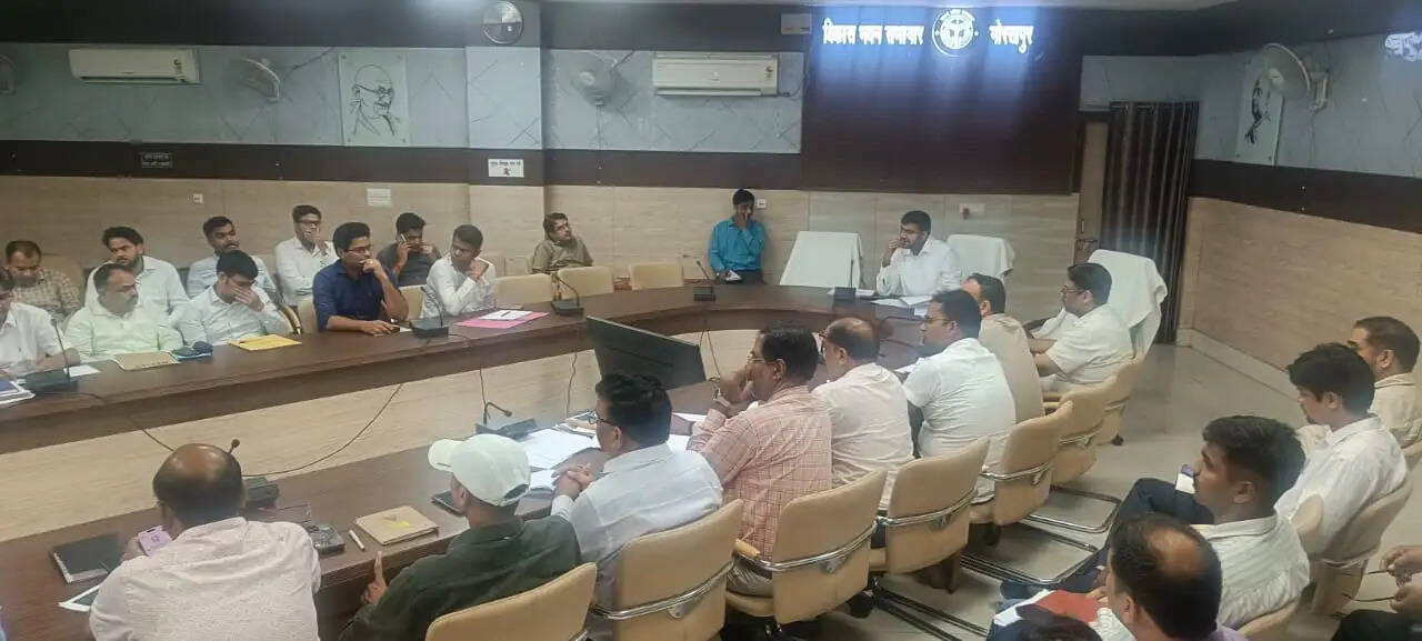 गोरखपुर में विकास परियोजनाओं को लेकर डीएम की सख्ती