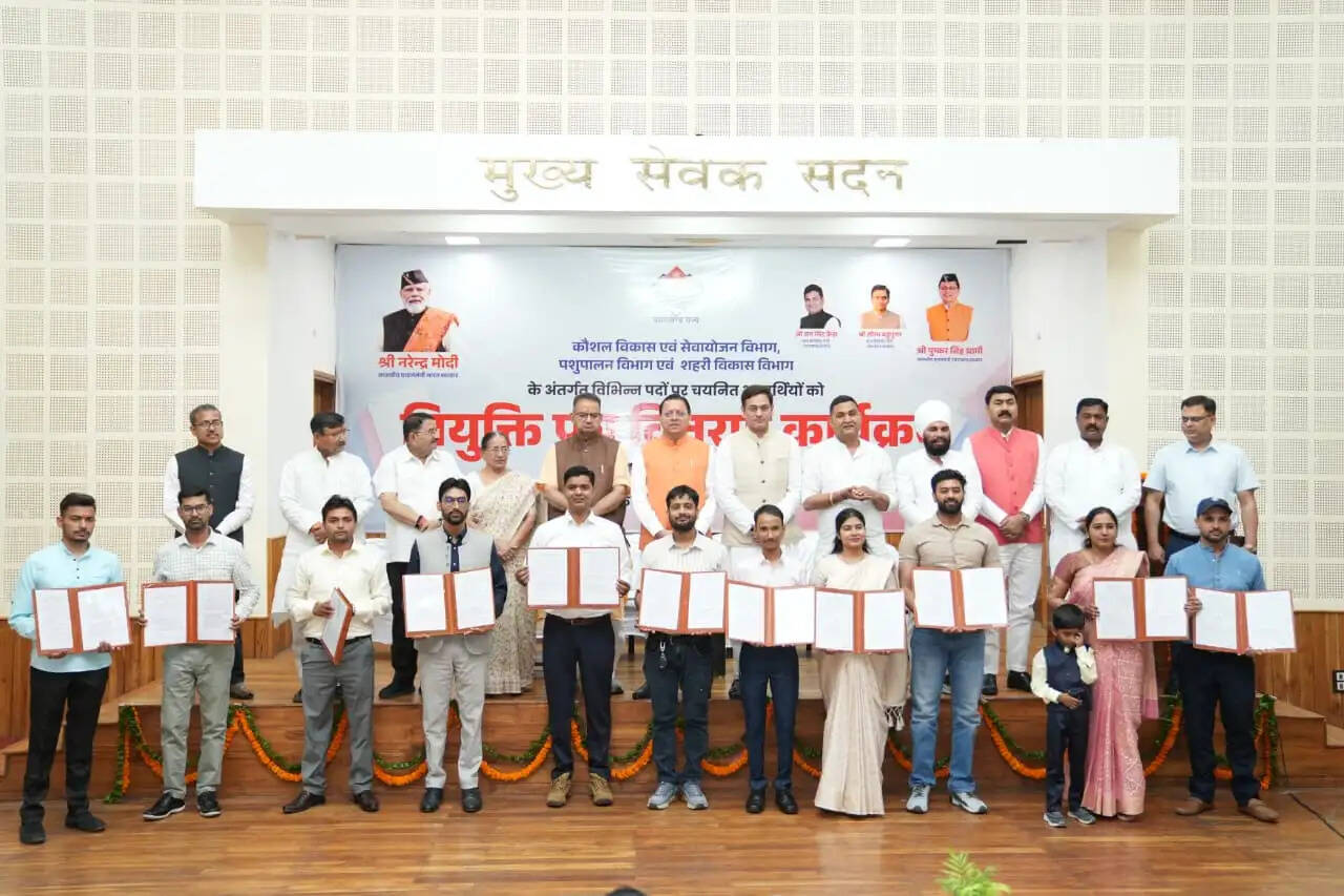 मुख्यमंत्री ने चयनित अभ्यर्थियों को सौंपे नियुक्ति पत्र
