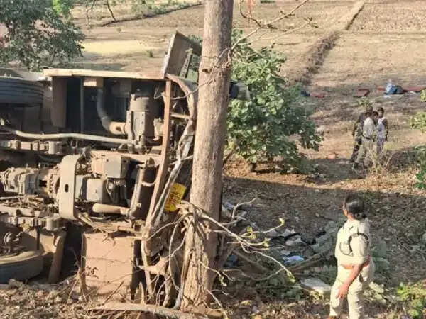 मप्र&nbsp;के&nbsp;मंडला में तीर्थयात्रियों से भरी बस पलटी, 25 घायल,&nbsp;11 की हालत गंभीर
