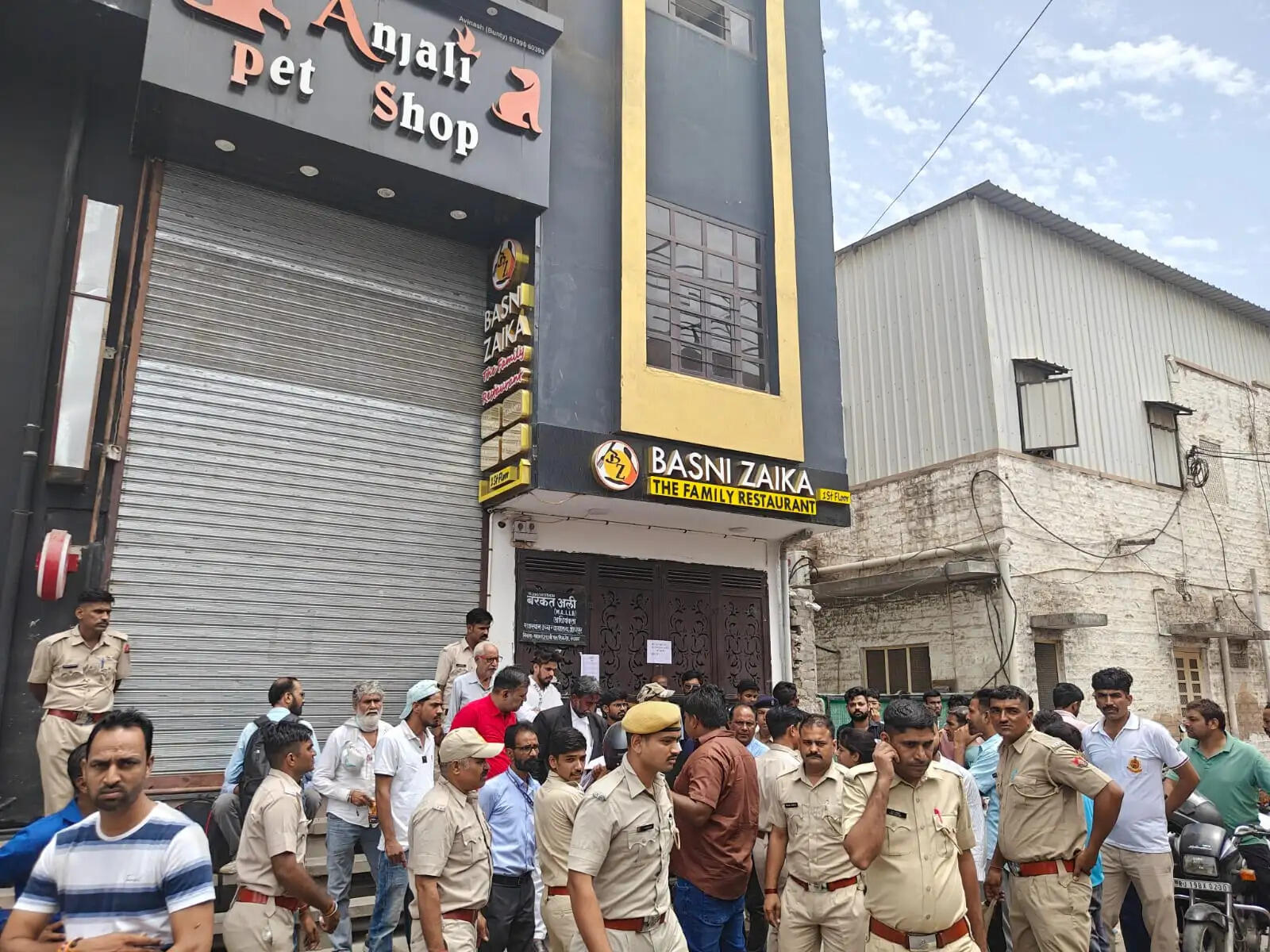 बिना फायर एनओसी चल रही बिल्डिंगों पर निगम का एक्शन