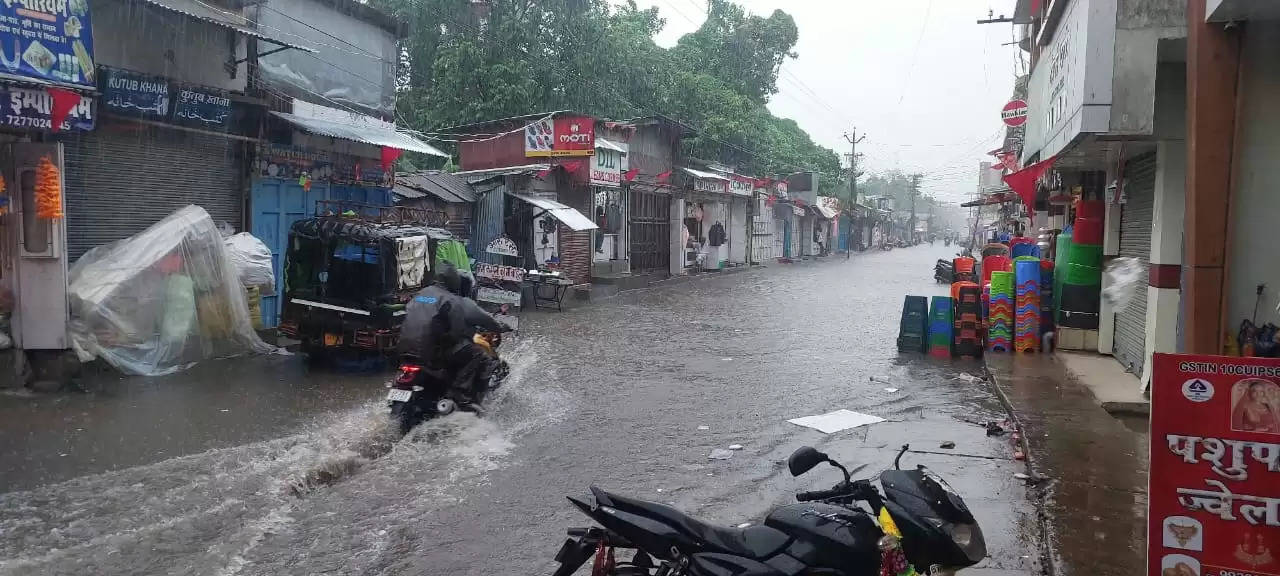 मूसलाधार बारिश से फारबिसगंज शहर हुआ पानी पानी,सड़क पर जल जमाव सफाई की खोली पोल