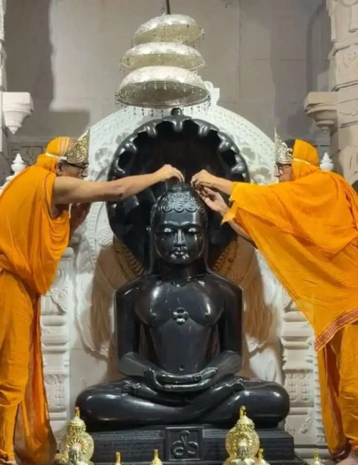 दसलक्षण महापर्व पर जैन मंदिर में भक्तिरस में डूबे श्रद्धालु