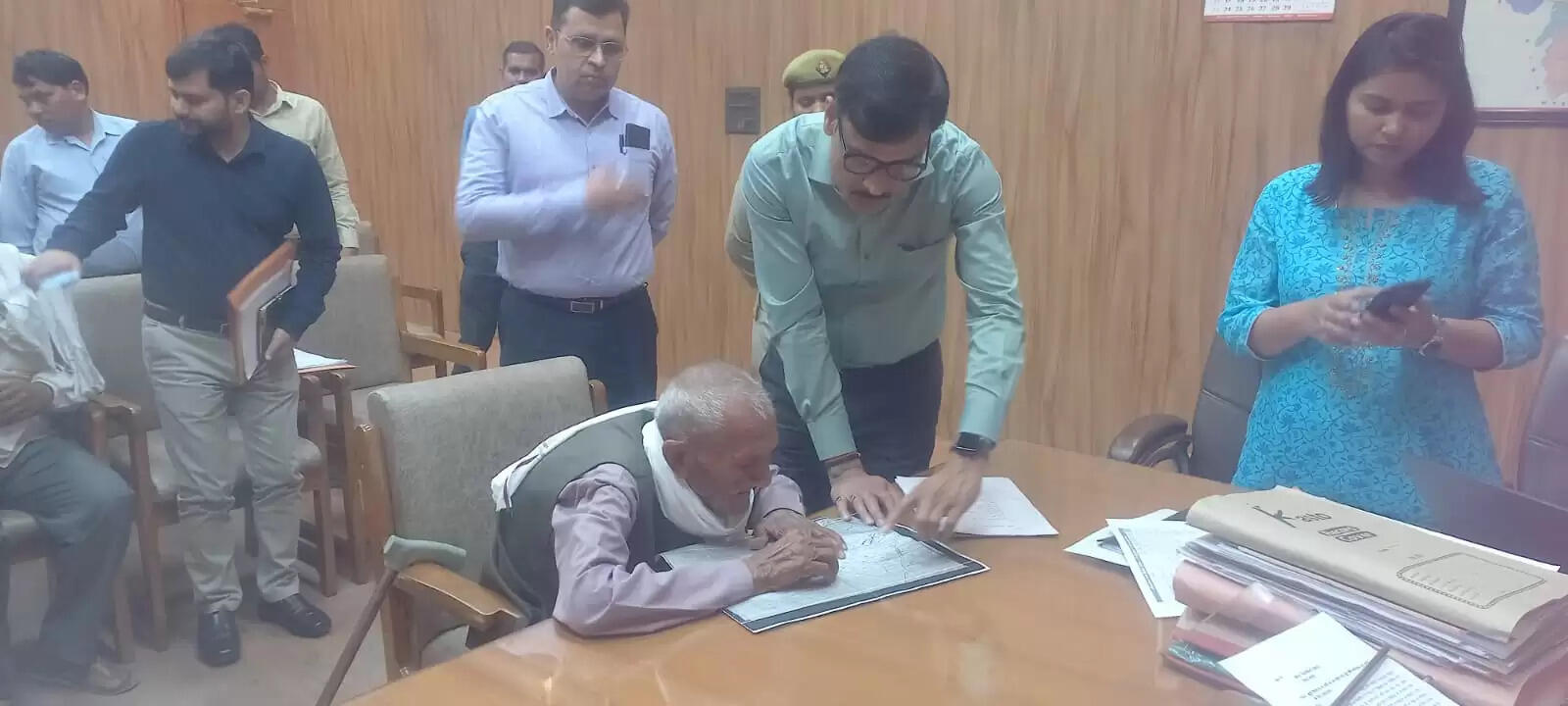 जब जिलाधिकारी बोले दद्दा अब आपको दुबारा नहीं आना पड़ेगा