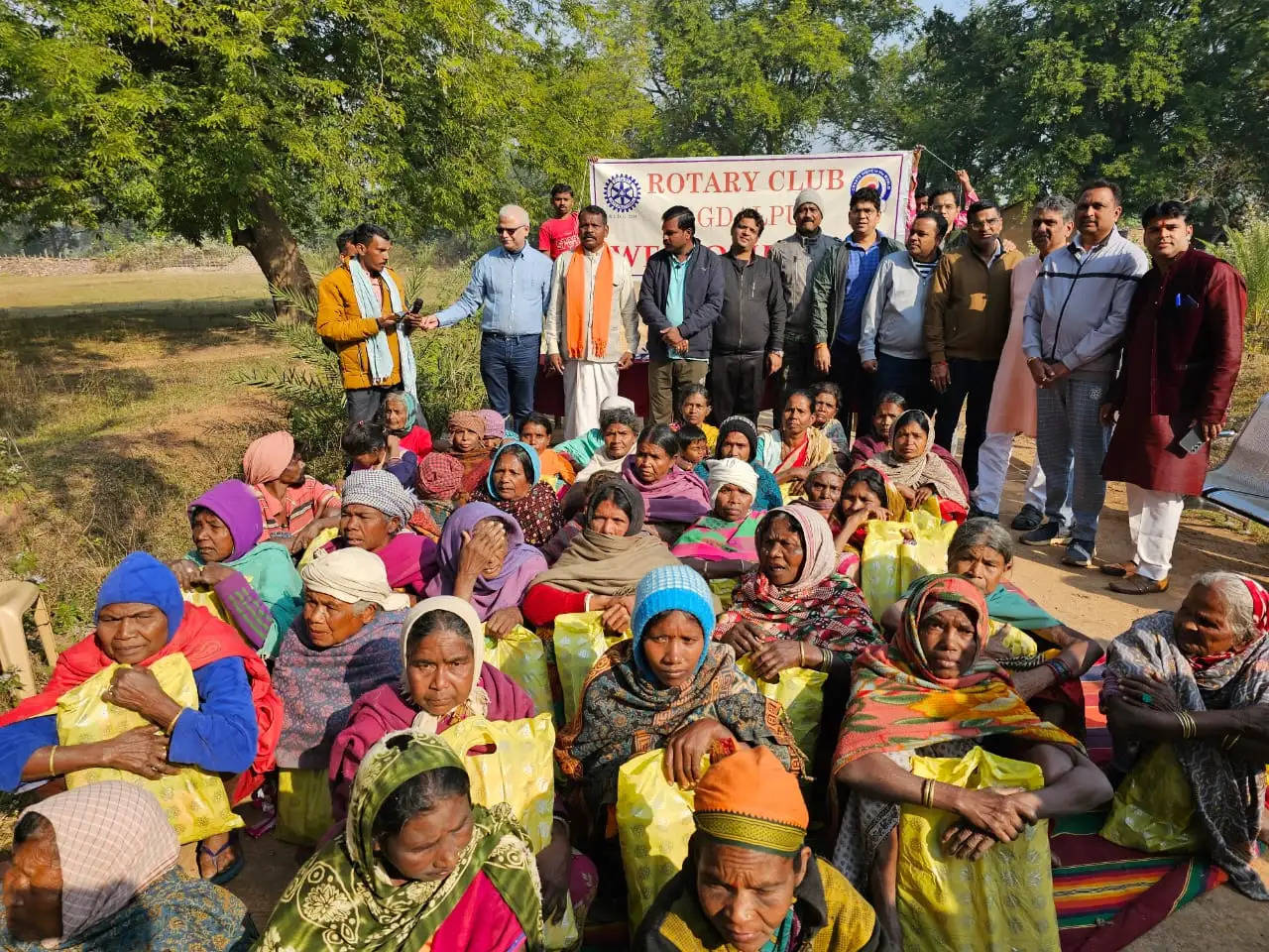 जगदलपुर : रोटरी क्लब ने ग्राम जाटम में किया नि:शुल्क गरम कपड़ों का वितरण