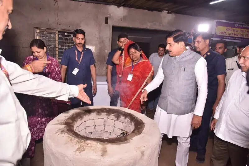 मप्रः मुख्यमंत्री ने कुकरू में कृष्णा आजीविका स्व-सहायता समूह की महिलाओं से किया आत्मीय संवाद