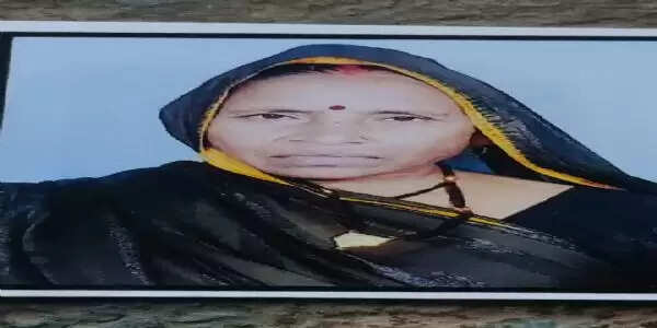 ई-रिक्शा ने बाइक को मारी टक्कर, महिला की मौत, एक गंभीर